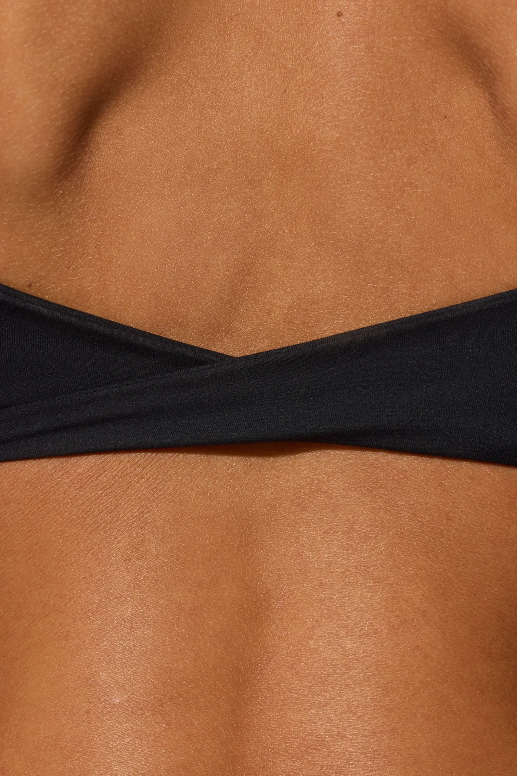 Oh Polly Matching Sets | Sports Bras^Twist Back Scoop Neck Sports Bra in Black